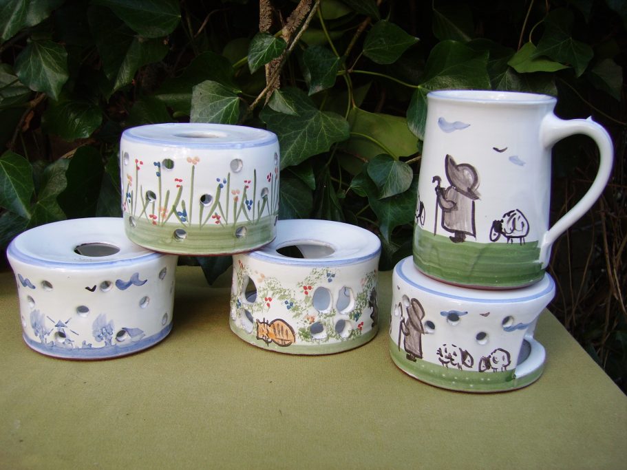 Keramik Allerlei Fünf Tontöpfe mit bunten, blumenartigen Motiven und Tierzeichnungen.