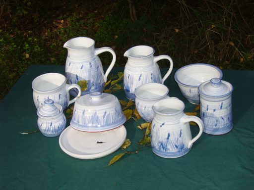 Dekor Lavendel Porzellanservice mit blauen Mustern, bestehend aus verschiedenen Krügen, Schalen und Tellern.