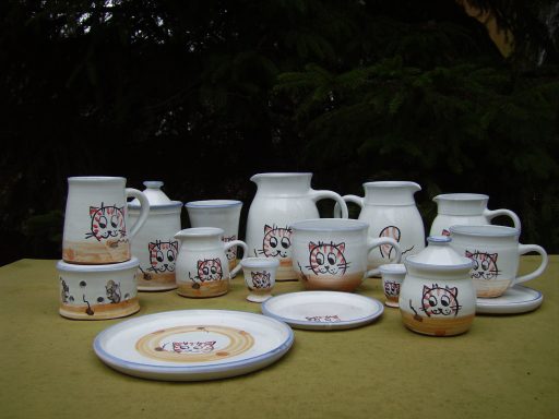 Dekor Katze Kaffeegeschirrset aus weißem Porzellan mit Tiermotiven in bunten Farben.